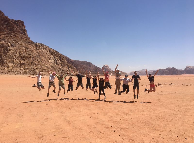 Groepsreis Jordanië groep in de woestijn