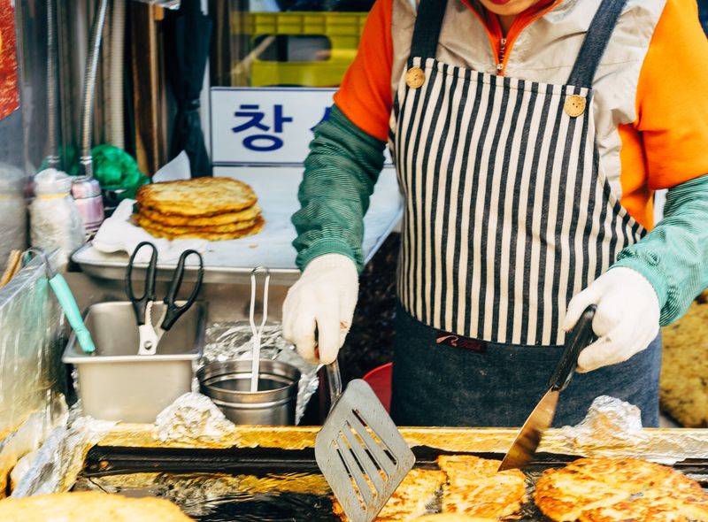 Seoul - foodstall - https://unsplash.com/photos/EUhrVzNXaGg