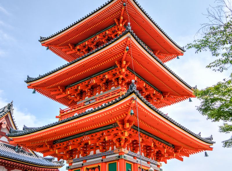 Tokyo - https://www.pexels.com/nl-nl/foto/oranje-tempel-161251/