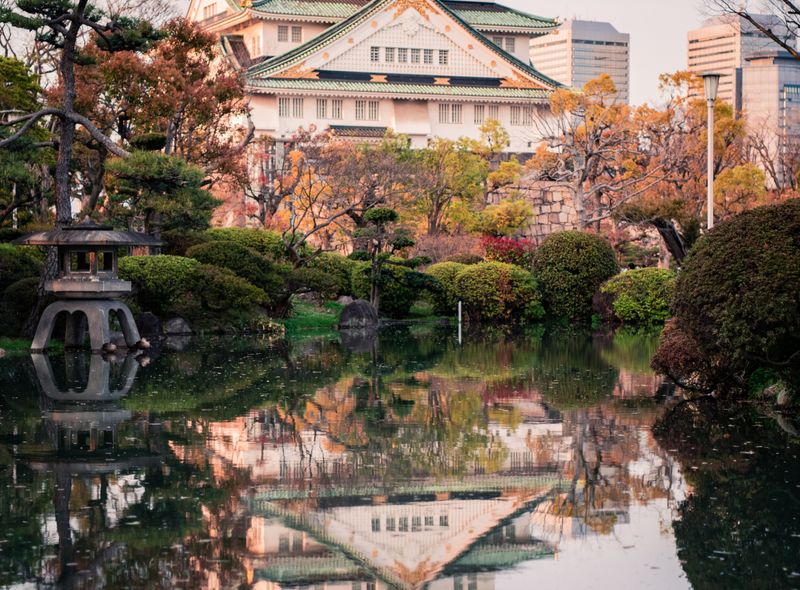 Osaka - Osaka Jo - https://www.pexels.com/nl-nl/foto/groen-en-wit-kasteelgebouw-in-de-buurt-van-waterlichaam-4058519/
