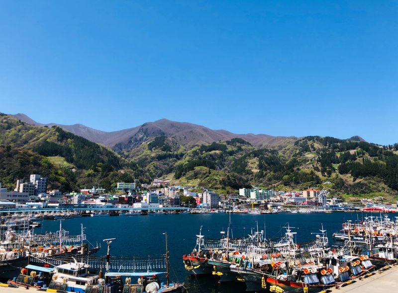 Korea - West Coast - https://unsplash.com/photos/0dn9TCnwUuw