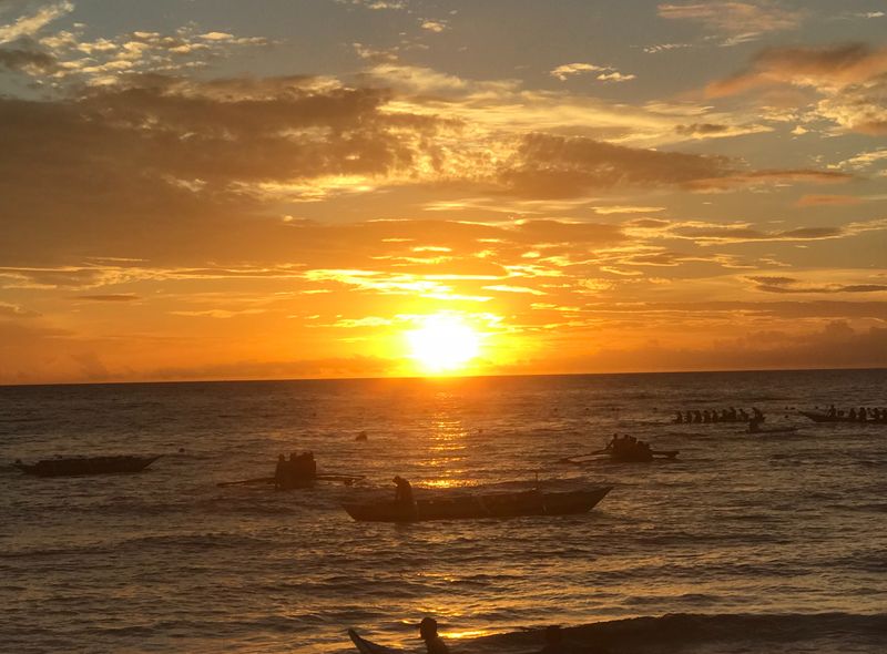 Groepsreis jongerenreis Filipijnen zonsondergang op het strand