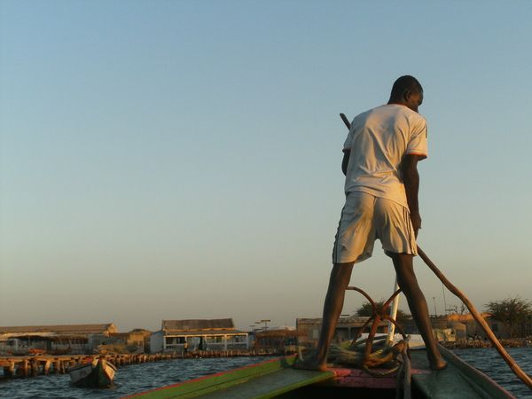 man op boot Senegal groepsreis Afrika