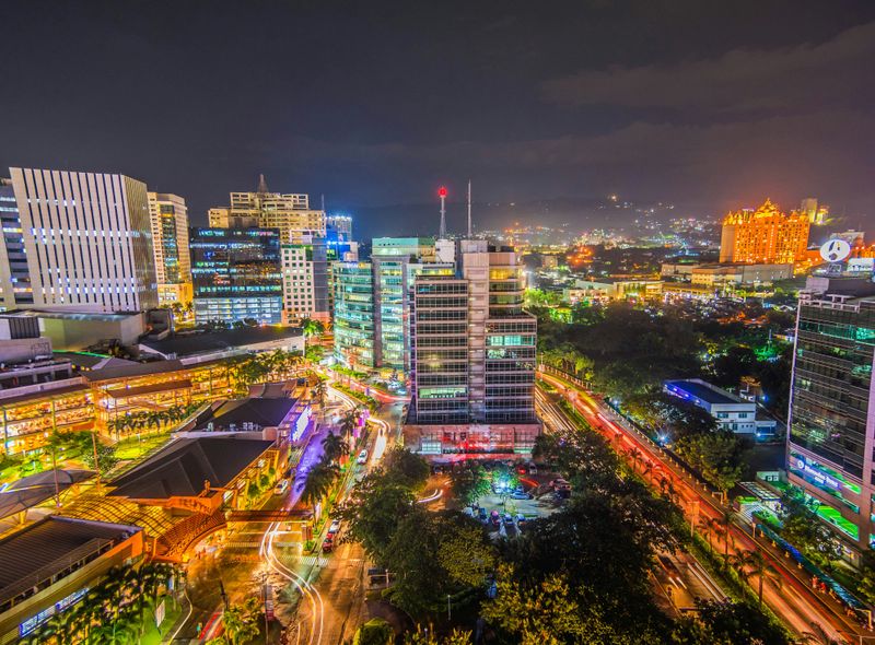 Groepsreis jongerenreis Filipijnen strand Cebu City by night