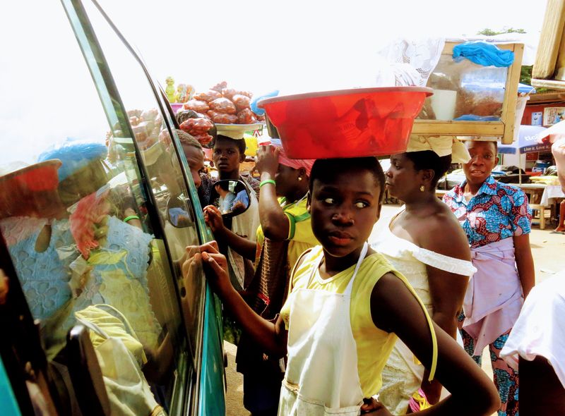 Groepsreis Ghana verkopers onderweg
