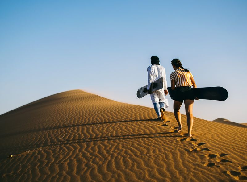 Groepsreis Marokko woestijn sandboarden