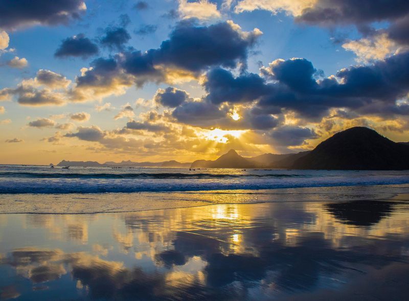 Groepsreis Bali en Lombok zonsondergang op het strand