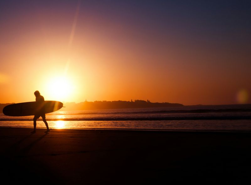 Australië groepsreis Sydney surfer bij zonsondergang