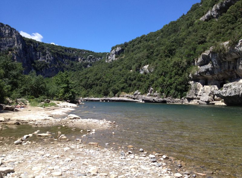 Prachtige natuur langs de Ardèche in Frankrijk