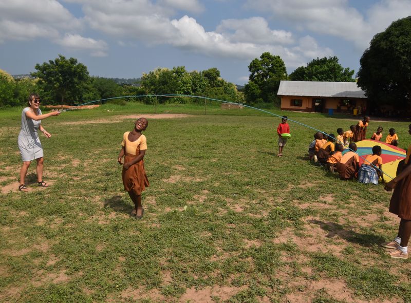 Groepsreis Ghana Emo Foundation bezoek op school Kpandu