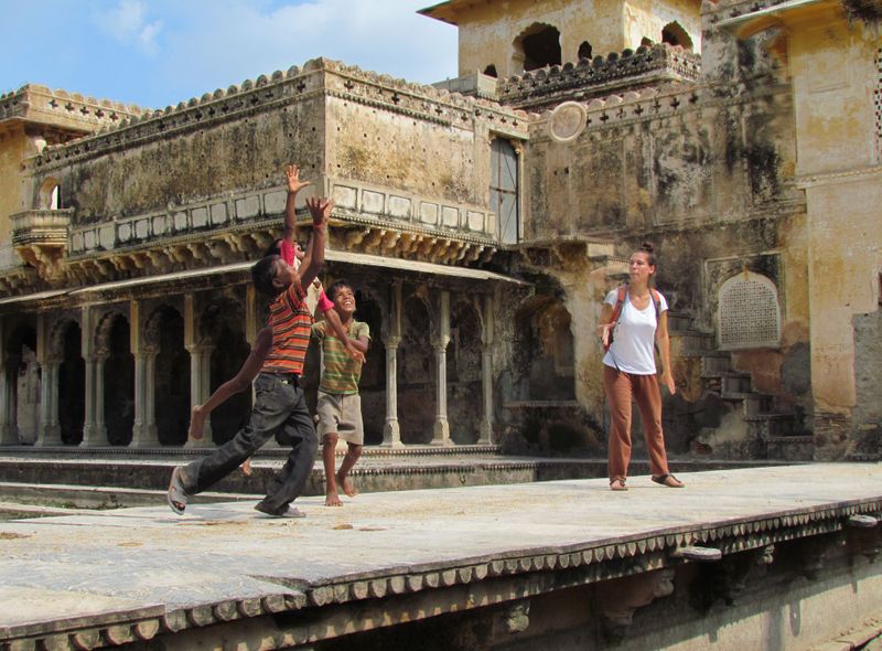 Groepsreis India jongerenreis frisbee spelen in Bundi
