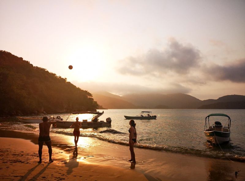 Groepsreis Brazilië volleyballen bij zonsondergang