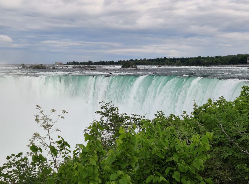 De overweldigende Niagara Falls zijn niet te missen in een reis naar Oost-Canada