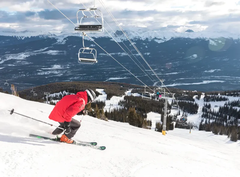 Skiër in Marmot Basin, Jasper