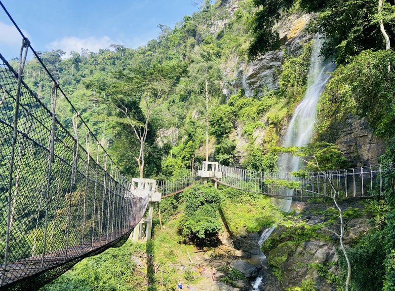 Groepsreis Ghana Kakum National Park hangbruggen en waterval