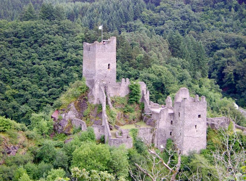 Knap gelegen burchtruïnes 