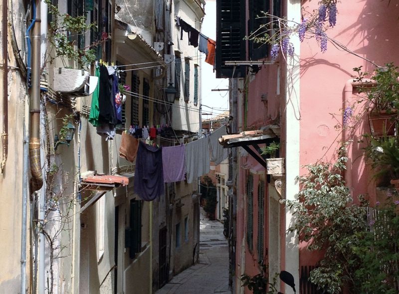 Talrijke oude dorpjes onderweg waar je halt kunt houden.