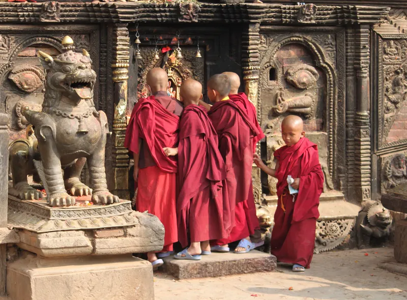 Jonge monniken in Bhaktapur