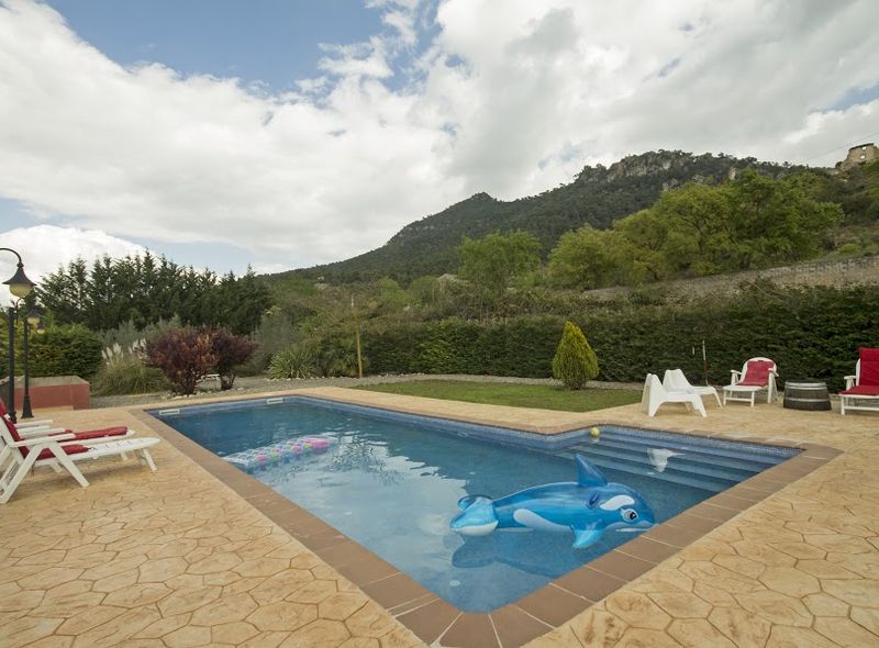 Ontspan in de tuin of aan het zwembad van de Casa Rural.