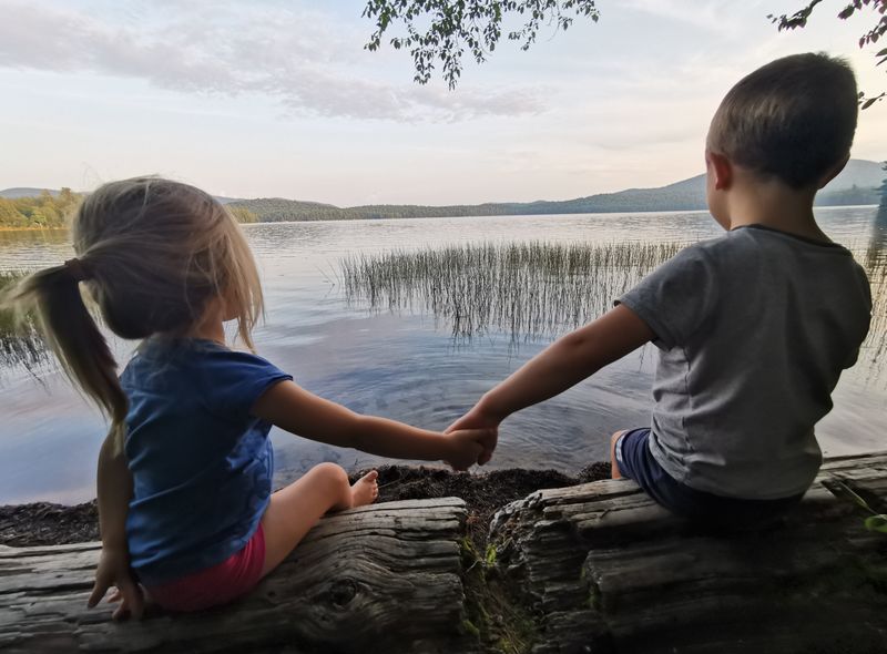 kinderen kamperen aan meer in Adirondacks