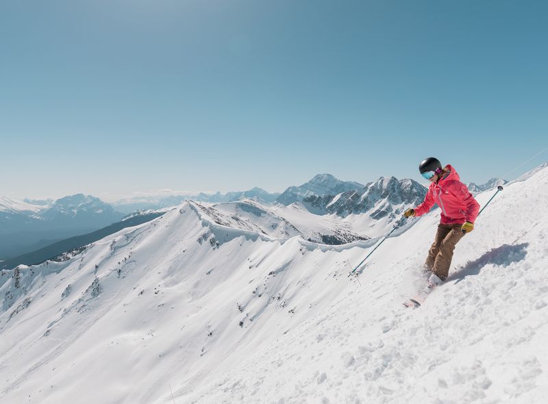 Afdalende skiër in Jasper, Canada