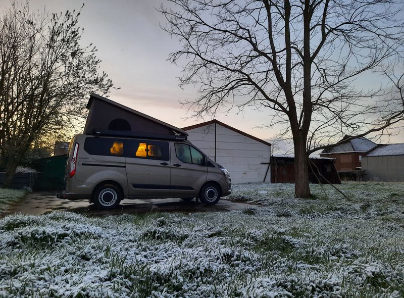 campervan in de sneeuw belgie