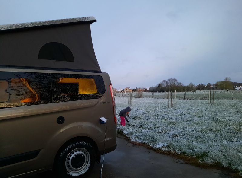 campervan in de sneeuw belgie