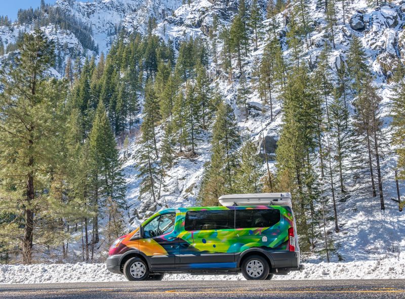 Campervan in de sneeuw
