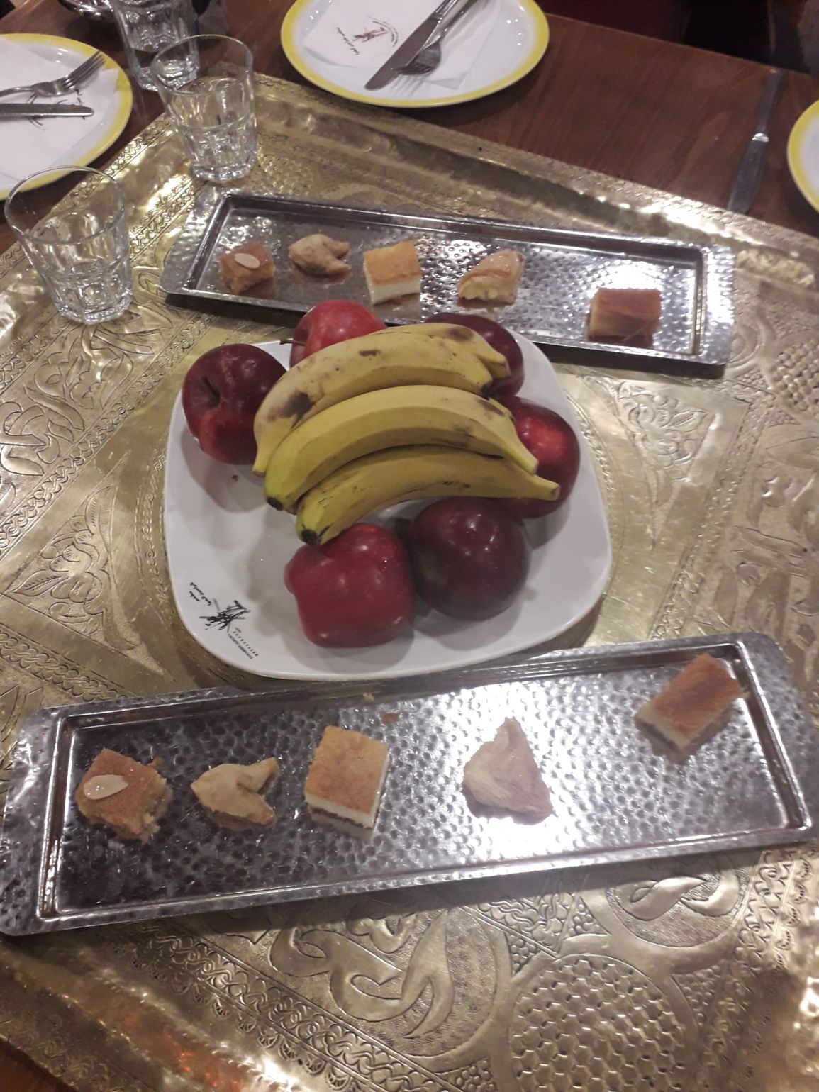 Dessert met fruit en koekjes