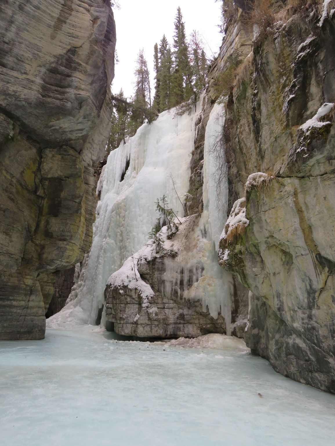 Maligne canyon: wandelen op het ijs