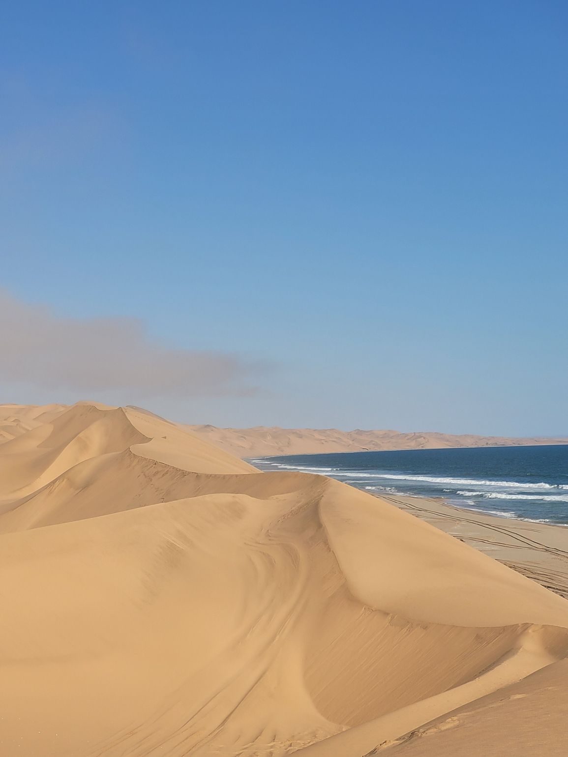 duinen en zee namibie