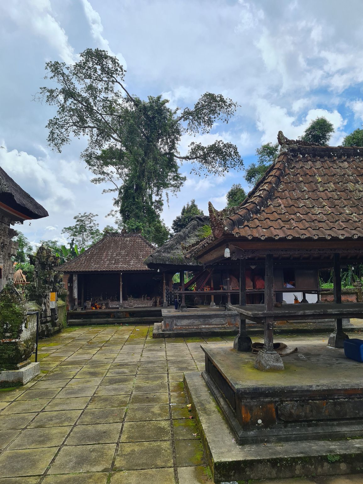 Plaatselijke tempels tijdens mountainbiketocht in Ubud Bali Indonesië - Jokers