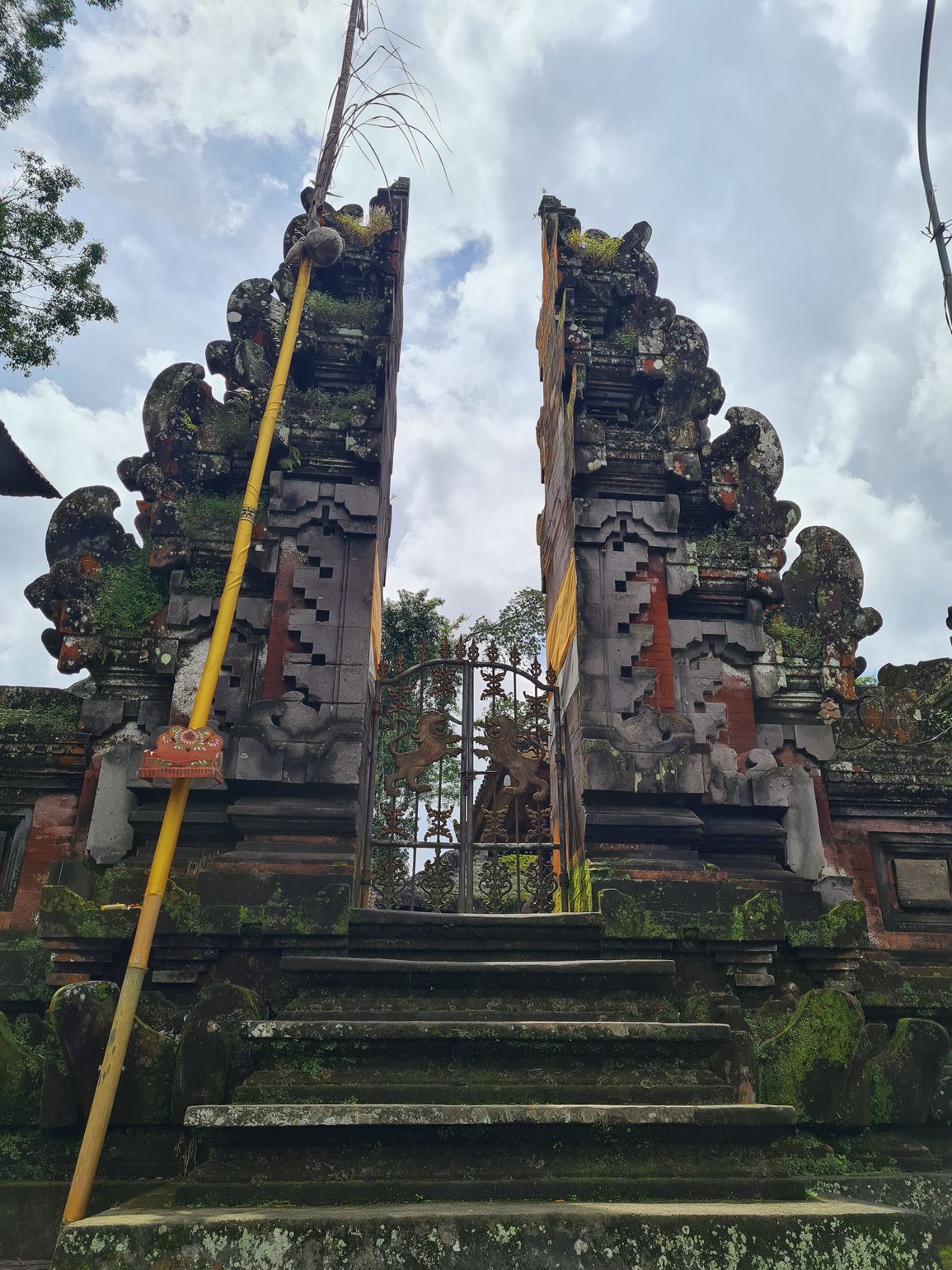 Plaatselijke tempels tijdens mountainbiketocht in Ubud Bali Indonesië - Jokers