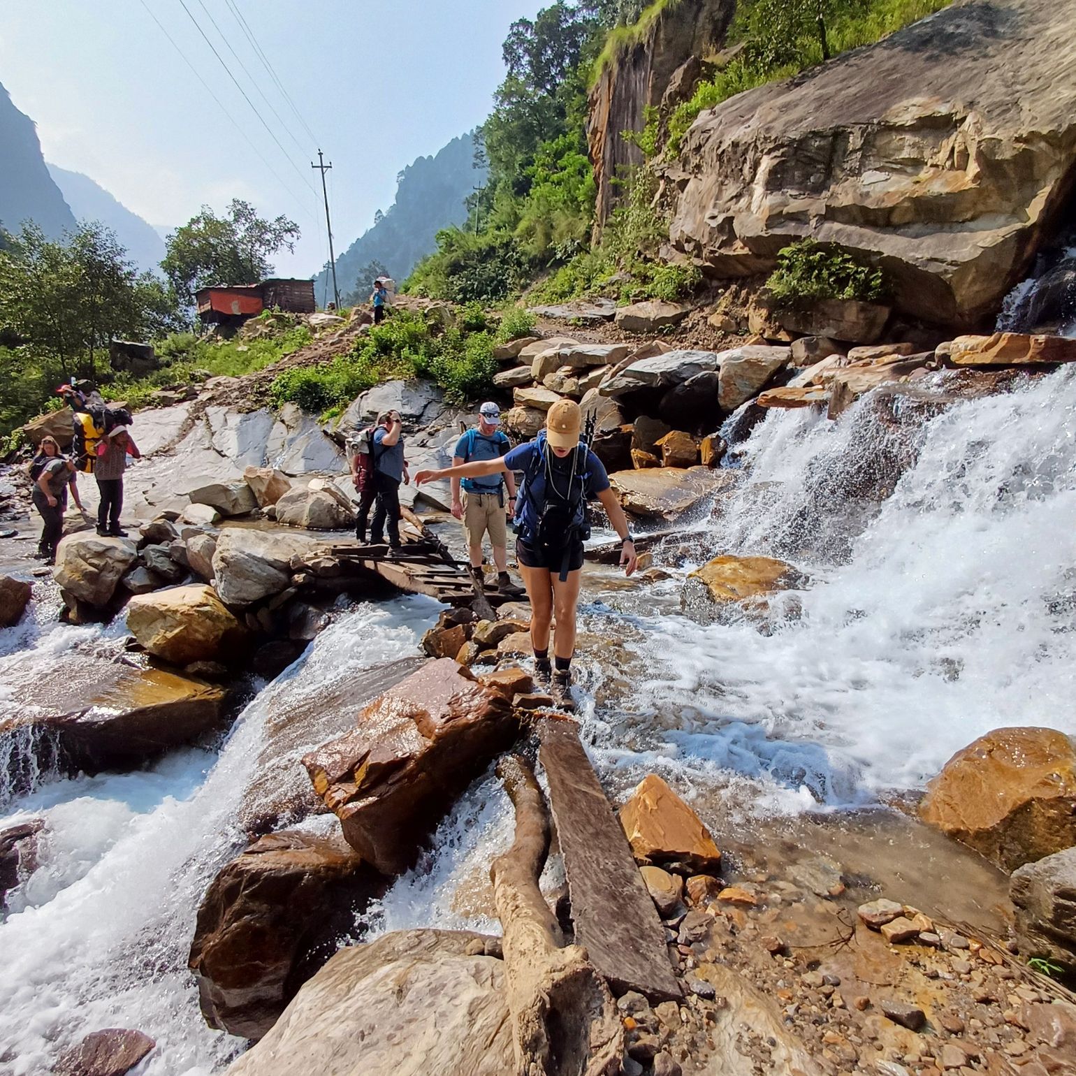 trekking nepal rivier oversteken