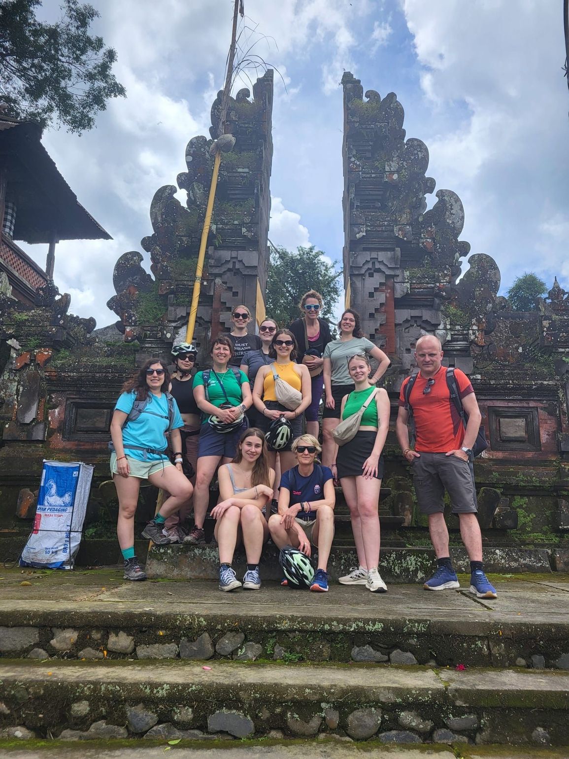 Bezoek aan Balinese tempel tijdens mountainbiketocht in Bali Indonesië - Joker