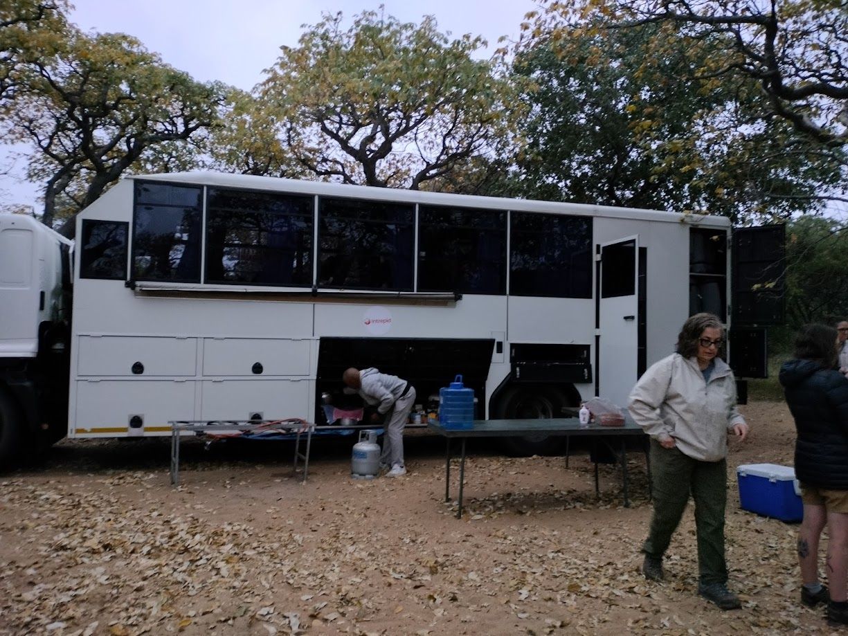 kamperen in botswana truck