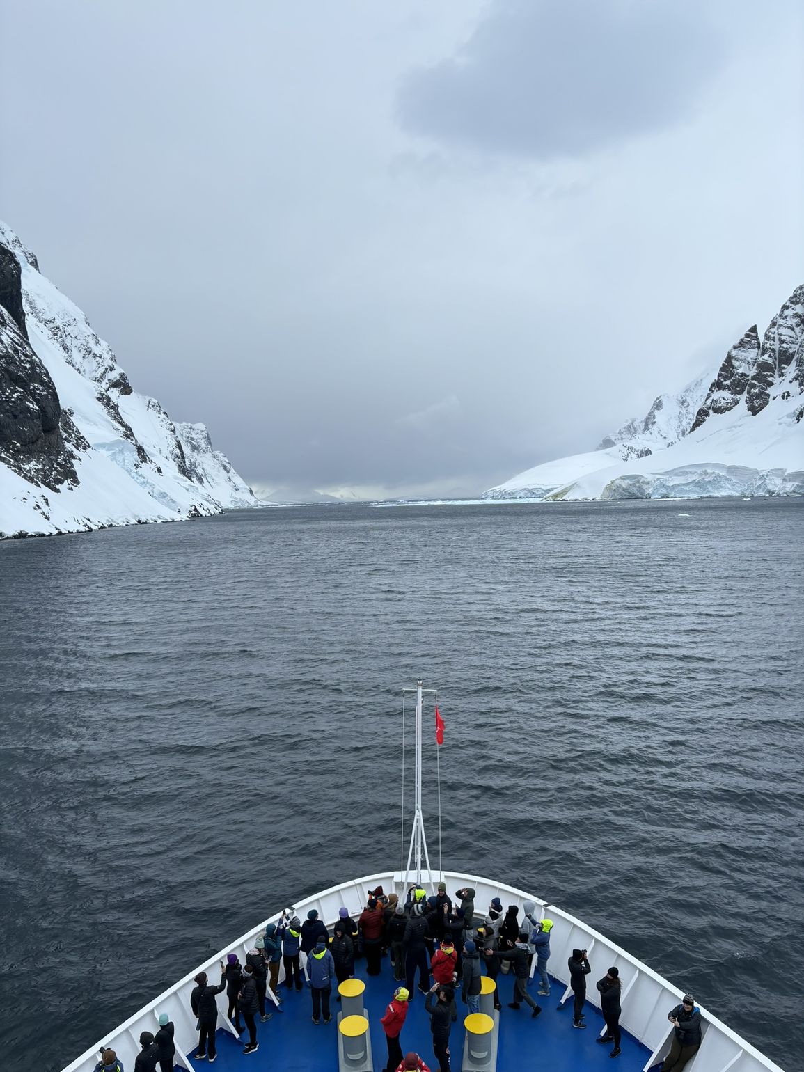 Varen met het expeditieschip bij Antarctica