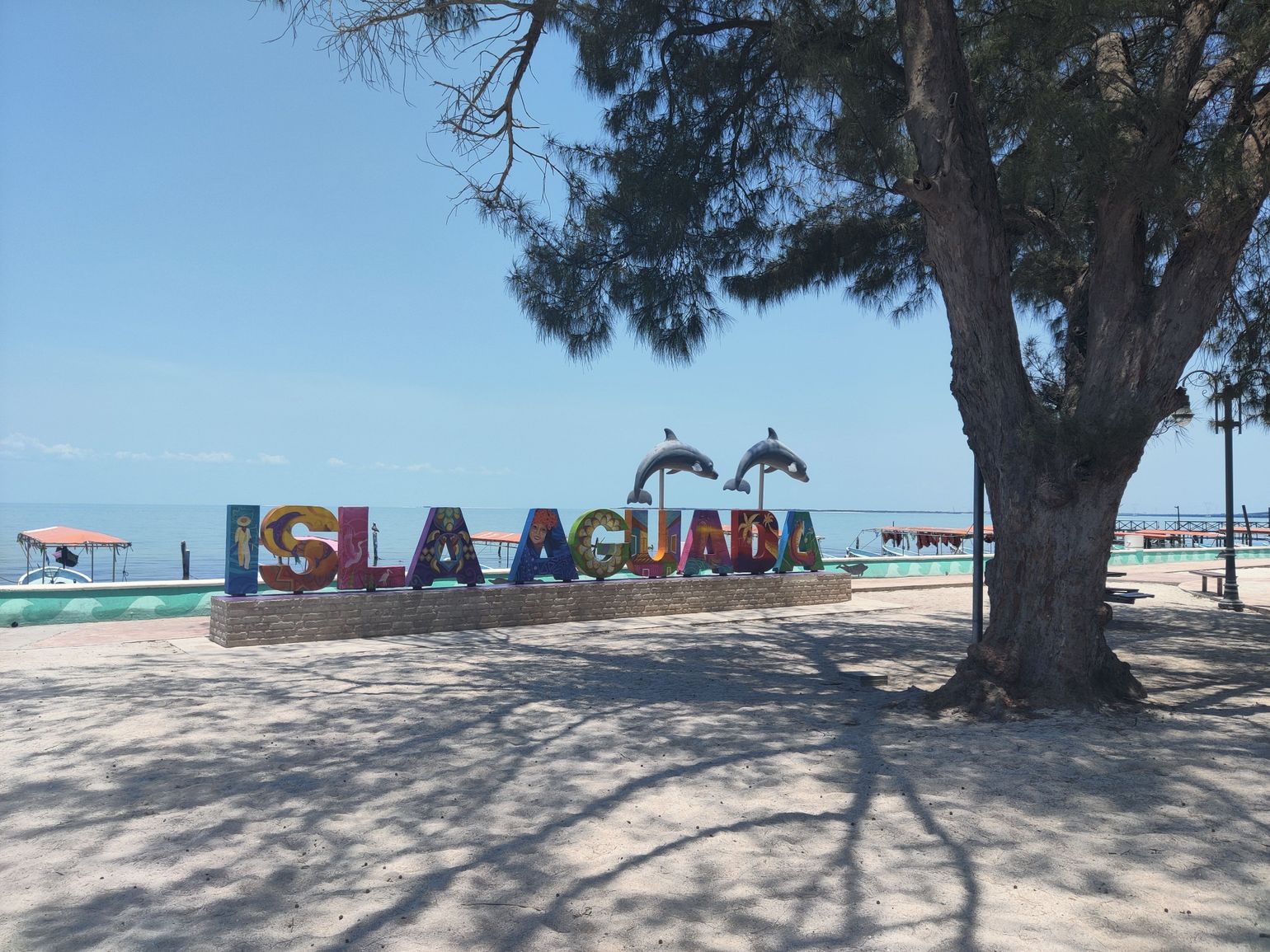 isla aguada letters aan het strand