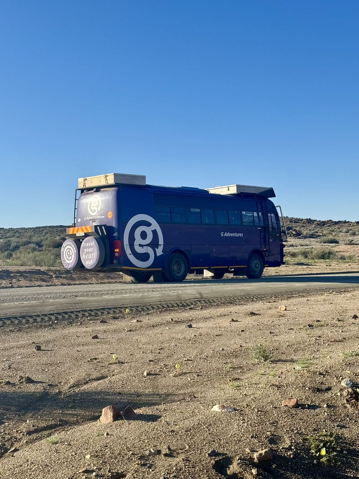paarse lando van g adventures bus