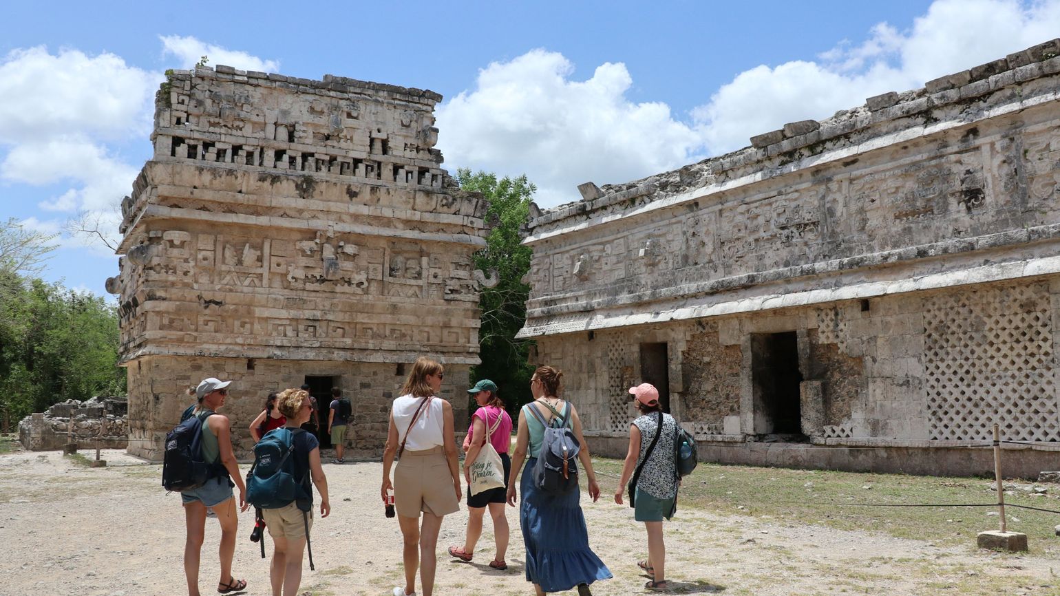 groep op archeologische site