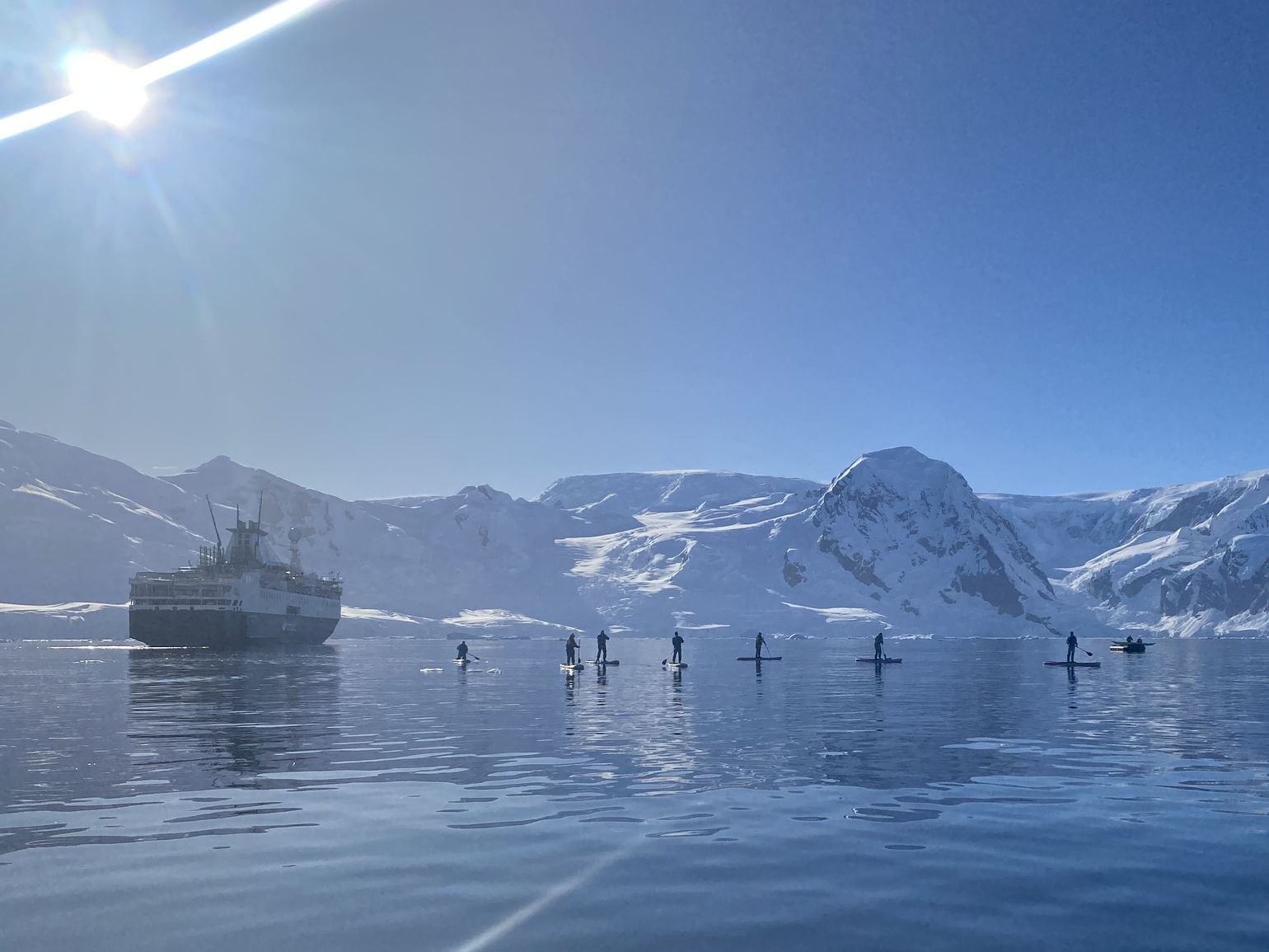 expeditieschip en excursie op antarctica