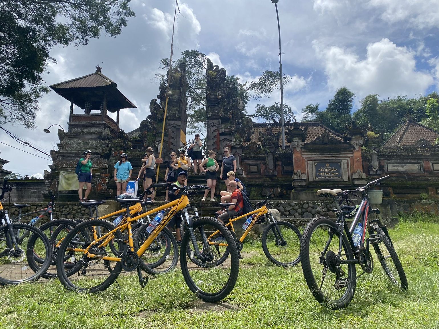 Bezoek aan Balinese tempel tijdens mountainbiketocht in Bali Indonesië - Joker