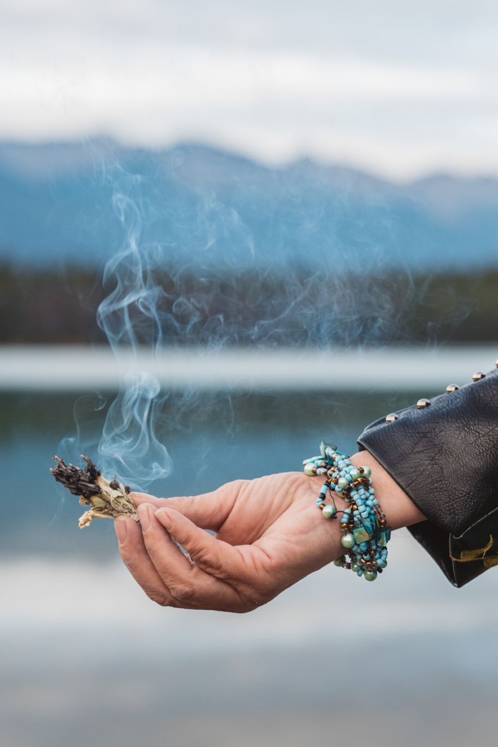 Tabak branden met Cree vrouw Matricia © Indigenous Tourism Alberta