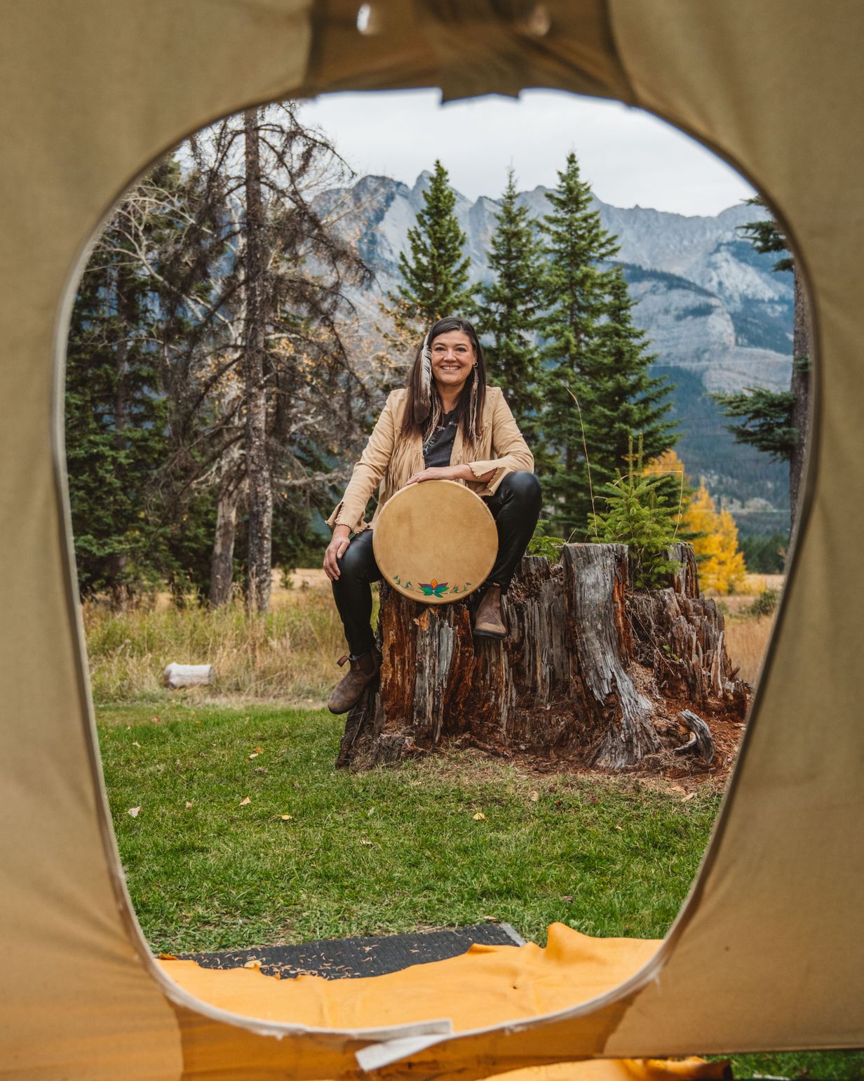 Fireside Chat met Cree vrouw Matricia © Indigenous Tourism Alberta