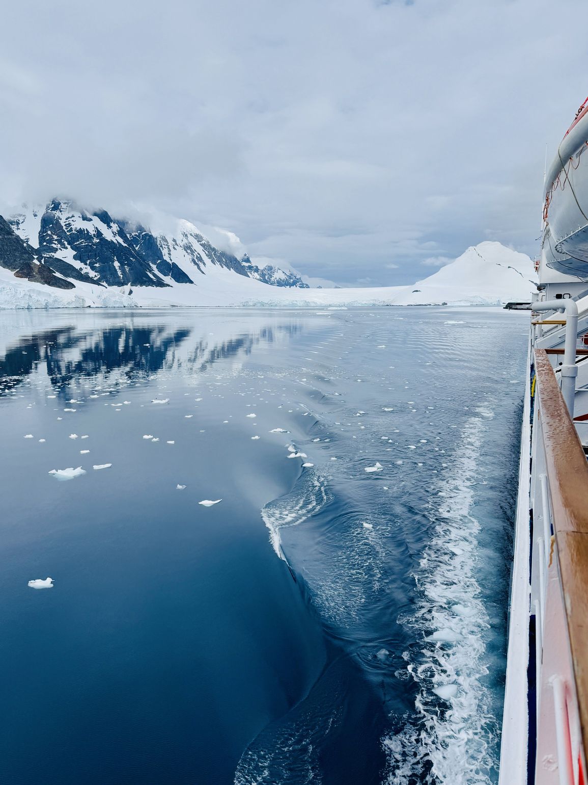 Expeditieschip vaart langs Antarctica