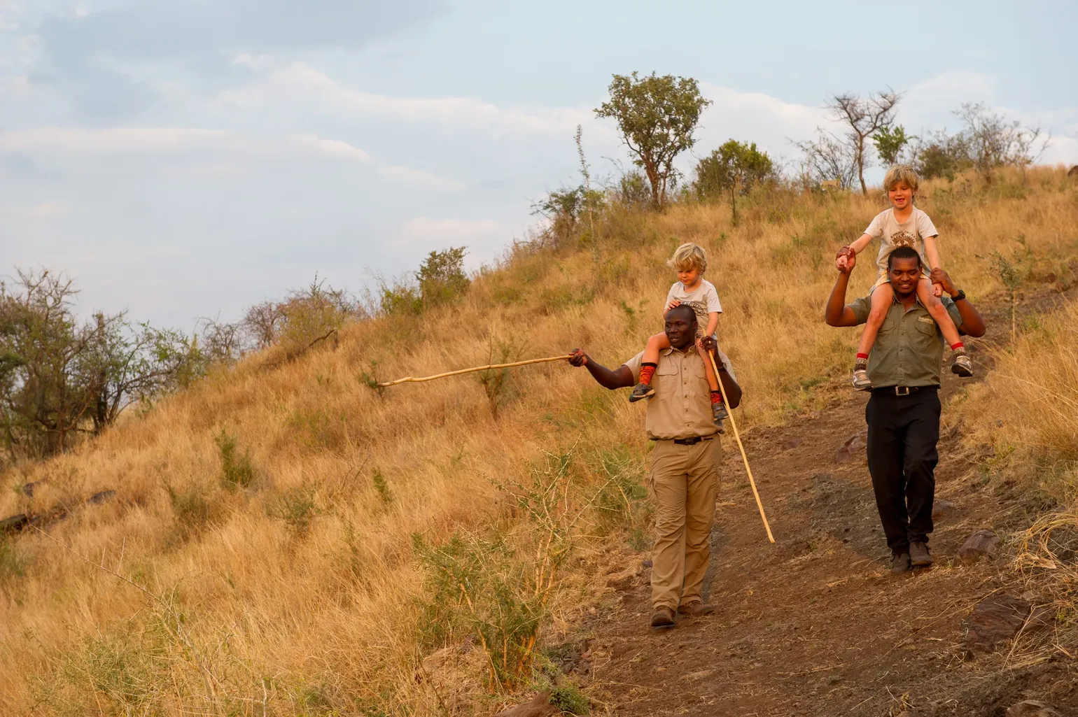 Kinderen in Tanzania met rangers