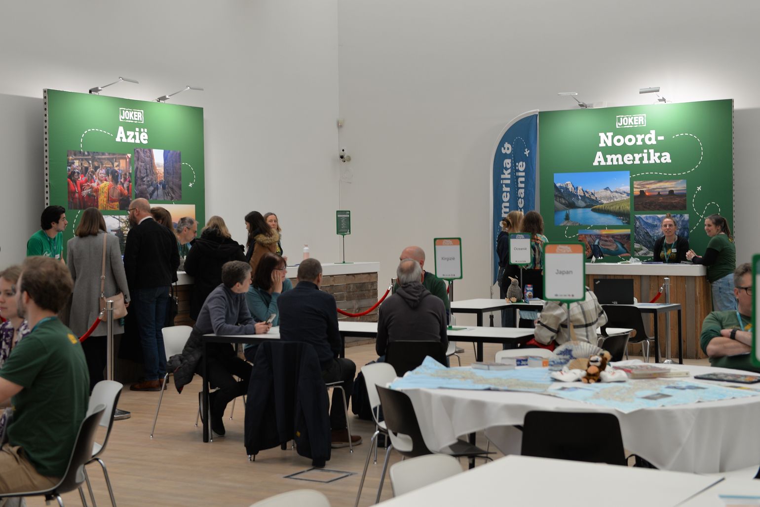 Infostanden met reisbegeleiders en experten