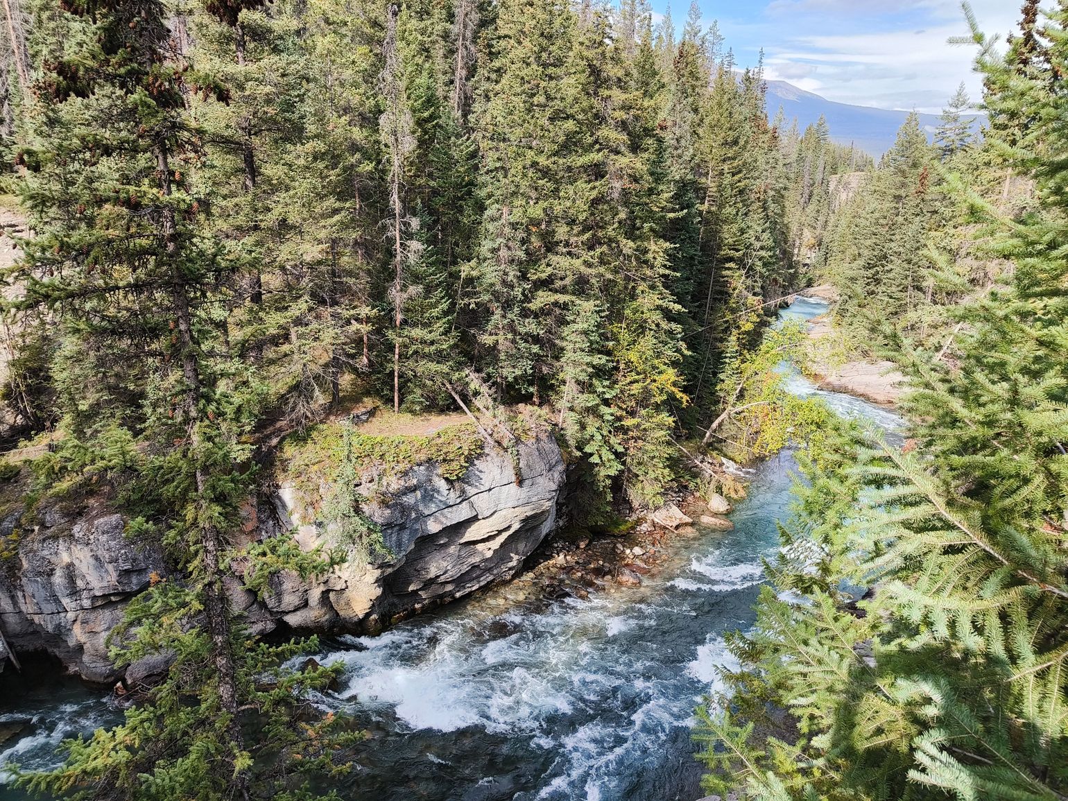 hike maligne canyon
