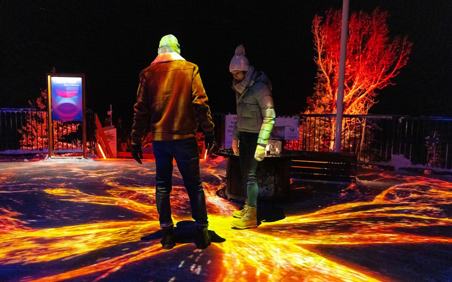 Ruimtestralen Nightrise at Banff Gondola