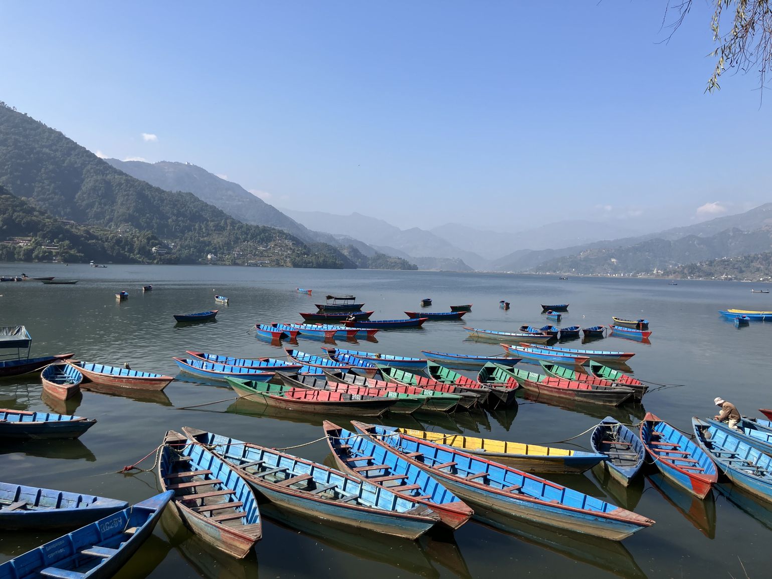 Pokhara meer met boten